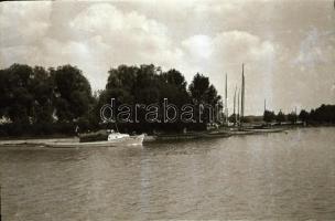1958 Balatoni tájak, hajók, vitorlások, 43 db vintage negatív, köztük hat felvétel a Helka hajóról é...
