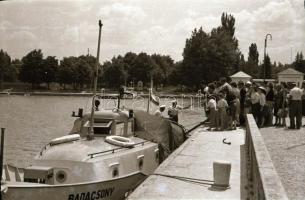 1958 Balatoni tájak, hajók, vitorlások, 43 db vintage negatív, köztük hat felvétel a Helka hajóról é...