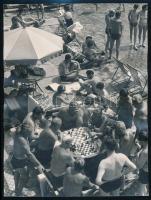 cca 1950 és 1960 Budapesti életképek, 5 db vintage fotó, három feliratozva, 24x32 cm és 20x25 cm köz...