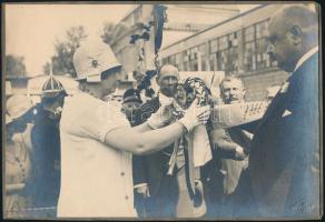 cca 1940 Auguszta hercegasszony egy társadalmi eseményen, Müllner hidegpecséttel jelzett, vintage fotója, 15,5x23 cm