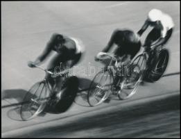 cca 1977 Kerékpárversenyzők, 3 db vintage fotóművészeti alkotás Gebhardt György (1910-1993) budapesti fotóművész hagyatékából, jelzés nélkül, 24x18 cm