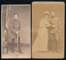 cca 1863 Katonák, 2 db vizitkártya méretű vintage fotó, 10,5x6 cm és 10x5,5 cm