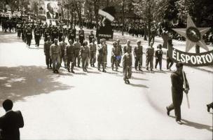 1949. május 1. Budapest, fotóriport a felvonulásról, 38 db szabadon felhasználható vintage negatív, ...