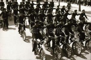 1949. május 1. Budapest, fotóriport a felvonulásról, 38 db szabadon felhasználható vintage negatív, ...