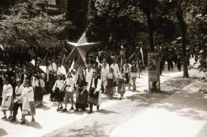 1949. május 1. Budapest, fotóriport a felvonulásról, 38 db szabadon felhasználható vintage negatív, ...