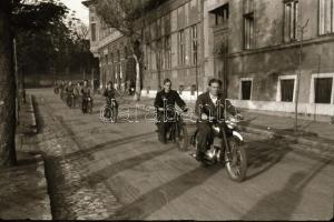 cca 1948 Motoros fiatalok, 10 db szabadon felhasználható vintage negatív, 24x36 mm
