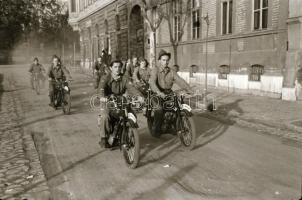 cca 1948 Motoros fiatalok, 10 db szabadon felhasználható vintage negatív, 24x36 mm