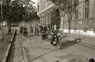 cca 1948 Motoros fiatalok, 10 db szabadon felhasználható vintage negatív, 24x36 mm