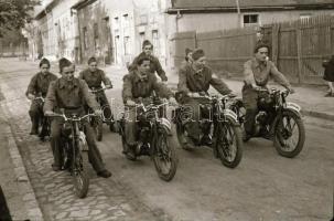 cca 1948 Motoros fiatalok, 10 db szabadon felhasználható vintage negatív, 24x36 mm