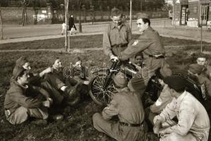 cca 1948 Motoros fiatalok, 10 db szabadon felhasználható vintage negatív, 24x36 mm