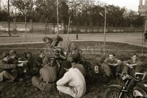 cca 1948 Motoros fiatalok, 10 db szabadon felhasználható vintage negatív, 24x36 mm