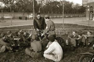 cca 1948 Motoros fiatalok, 10 db szabadon felhasználható vintage negatív, 24x36 mm