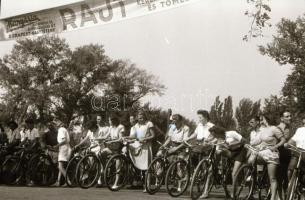 1948 Budapest, Városliget, kerékpár verseny, 41 db szabadon felhasználható vintage negatív, 24x36 mm