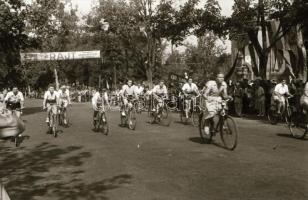 1948 Budapest, Városliget, kerékpár verseny, 41 db szabadon felhasználható vintage negatív, 24x36 mm