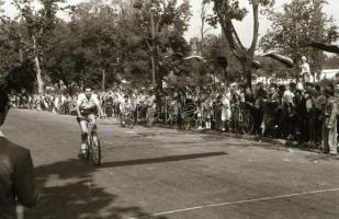1948 Budapest, Városliget, kerékpár verseny, 41 db szabadon felhasználható vintage negatív, 24x36 mm