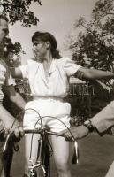 1948 Budapest, Városliget, kerékpár verseny, 41 db szabadon felhasználható vintage negatív, 24x36 mm