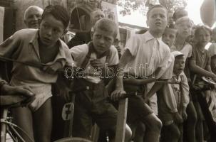 1948 Budapest, Városliget, kerékpár verseny, 41 db szabadon felhasználható vintage negatív, 24x36 mm