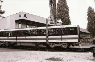 1986. június, a Budapesti Nemzetközi Vásáron kiállított, Ganz-MÁVAG gyártású metrókocsi előkészítése szállításhoz, 24 db szabadon felhasználható vintage negatív, 24x36 mm