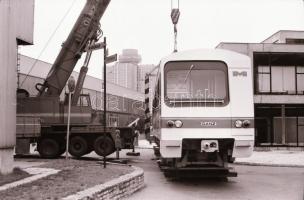 1986. június, a Budapesti Nemzetközi Vásáron kiállított, Ganz-MÁVAG gyártású metrókocsi előkészítése...
