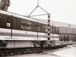 1986. június, a Budapesti Nemzetközi Vásáron kiállított, Ganz-MÁVAG gyártású metrókocsi előkészítése...
