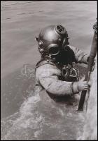 1948. augusztus, Budapest, a Lánchíd roncsainak kiemelése, nehézbúvárok közreműködésével, Rózsa Györ...