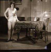 cca 1972 Erotikus és pornográf fotónegatívok, 12 felvétel 1 tekercsen, 5,5x5,5 cm