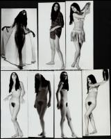 cca 1974 Kalapos aranyos, 8 db szolidan erotikus fotó, hét vintage, egy mai nagyítás, 25x18 cm és 16...