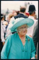 1998 II. Erzsébet királynő az epsomi derbyn, sajtófotó, hátulján feliratozva, 25×17 cm
