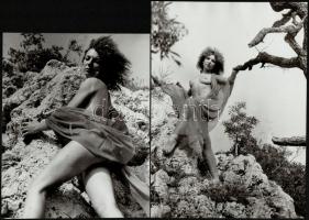 cca 1970 Fent a hegyen, 4 db szolidan erotikus vintage fotó, 20x16 cm és 23,5x17 cm