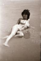 cca 1977 Mindenkinek van egy álma, szolidan erotikus felvételek, 15 db vintage negatív, 24x36 mm