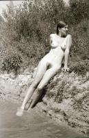 cca 1974 A fának döntött leány esete, szolidan erotikus felvételek, 11 db vintage negatív, 24x36 mm