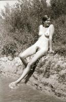 cca 1974 A fának döntött leány esete, szolidan erotikus felvételek, 11 db vintage negatív, 24x36 mm