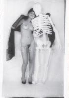 cca 1978 Nincs titkolni valójuk, szolidan erotikus felvételek, 9 db vintage fekete-fehér diapozitív,...