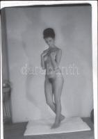 cca 1978 Nincs titkolni valójuk, szolidan erotikus felvételek, 9 db vintage fekete-fehér diapozitív,...