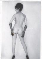 cca 1978 Nincs titkolni valójuk, szolidan erotikus felvételek, 9 db vintage fekete-fehér diapozitív,...