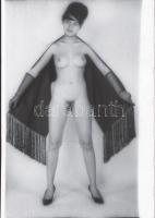 cca 1978 Nincs titkolni valójuk, szolidan erotikus felvételek, 9 db vintage fekete-fehér diapozitív,...