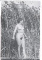 cca 1978 Nincs titkolni valójuk, szolidan erotikus felvételek, 9 db vintage fekete-fehér diapozitív,...