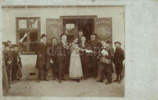 1901 Brassó, Kronstadt, Brasov; Borbély és fodrász üzlet, csoportkép leveleket hozott postással / barber and hairdresser shop, postman with mails. photo (EK)
