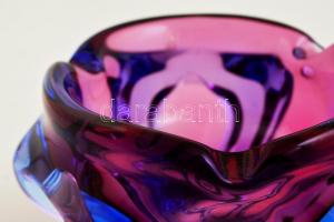 Anyagában színezett üveg hamutál, hibátlan, d: 14,5 cm, m: 11,5 cm