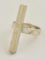 Ezüst(Ag) gyűrű, hosszú, téglalap alakú díszítéssel, jelzett, méret: 53, nettó: 4,2 g
