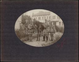 1914 Nagyvárad, katonák csoportképe: Seregély Dezső későbbi K. u. K. ezredes, tisztiszolga, lovász, Dajkovits felvétele, kartonra kasírozva, 17x22,5 cm