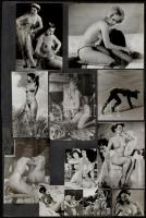 16 db erotikus fotó, kartonlapra ragasztva, 4x4,5 és 15x10,5 cm közötti méretekben