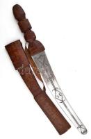 XX. sz. eleje: Indiai dísztőr, vésett pengével, kidolgozott bőr hüvellyel / Indian dagger with elaborated leather sheath 60 cm