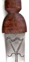 XX. sz. eleje: Indiai dísztőr, vésett pengével, kidolgozott bőr hüvellyel / Indian dagger with elabo...