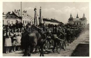 1940 Máramarossziget, Sighetu Marmatiei; bevonulás, kerékpáros katonák és honleányok. Magyar szalaggal a hátoldalon / entry of the Hungarian troops, soldiers with bicycle and compatriot women. Real Hungarian ribbon on the backside. So. Stpl