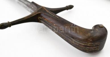 XVIII.-XIX sz. szablya. Kopott vésetekkel a pengén.. Enyhén sérült rézveretes bőr hüvellyel. / Turki...