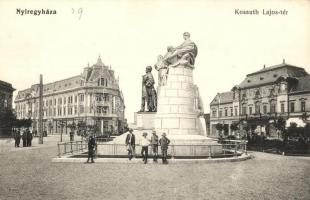Nyíregyháza, Kossuth Lajos tér és szobor, üzletek