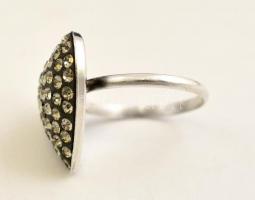 Ezüst(Ag) szintetikus kövekkel kirakott szíves gyűrű, jelzett, méret: 57, bruttó: 3,4 g