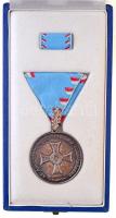 ~2000. Az Árvízvédelmi Tevékenység Elismerésére ezüstözött Br kitüntetés mellszalagon, szalagsávval, eredeti tokban T:2 patina