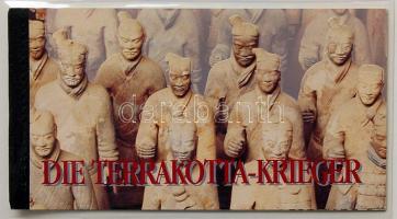 ENSZ BÉCS / UNITED NATIONS VIENNA  1979-1998 gyűjtemény előnyomott albumban, benne kisívek, bélyegfü...